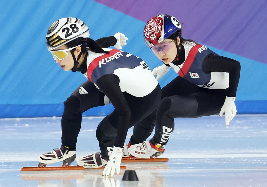 ▲ 7일 중국 하얼빈 헤이룽장 빙상훈련센터 다목적홀에서 열린 쇼트트랙 혼성 2,000ｍ 계주 준결승에서 한국이 질주하고 있다.  ⓒ연합뉴스