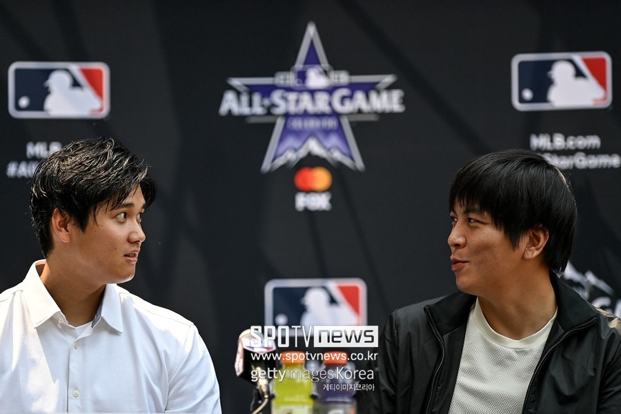 ▲ 오타니 쇼헤이와 미즈하라 잇페이(왼쪽부터). 미즈하라는 오타니가 닛폰햄 파이터즈 선수였을 때 처음 인연을 맺었다. 메이저리그 진출 이후 통역이자 매니저, 개인훈련 파트너로 활동하면서 유명인사로 떠올랐다. 그러나 지난해 3월 드러난 불법 송금 사건 탓에 미국 법원으로부터 4년 9개월형을 받았다.