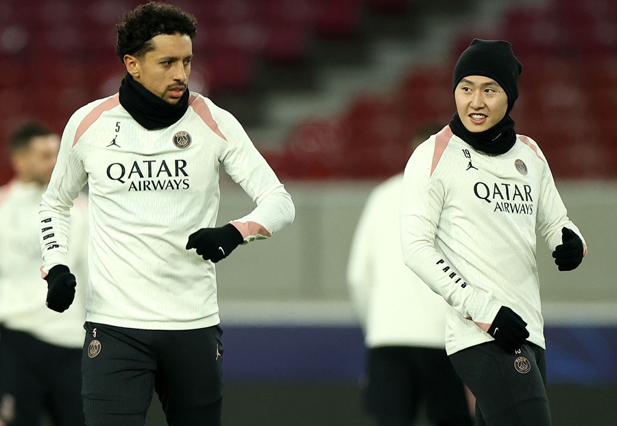 ▲ 이강인(파리 생제르맹)은 차분하게 다시 우승의 길을 향해 걷고 있다. 리그에서는 파리 생제르맹(PSG)이 압도적이라고는 하지만, 왕관의 무게를 견뎌내는 것처럼 쉬운 일은 없다는 점에서 더 그렇다. 어렵게 또 한 걸음을 걸어 나간 이강인과 PSG다. ⓒ 연합뉴스/AFP