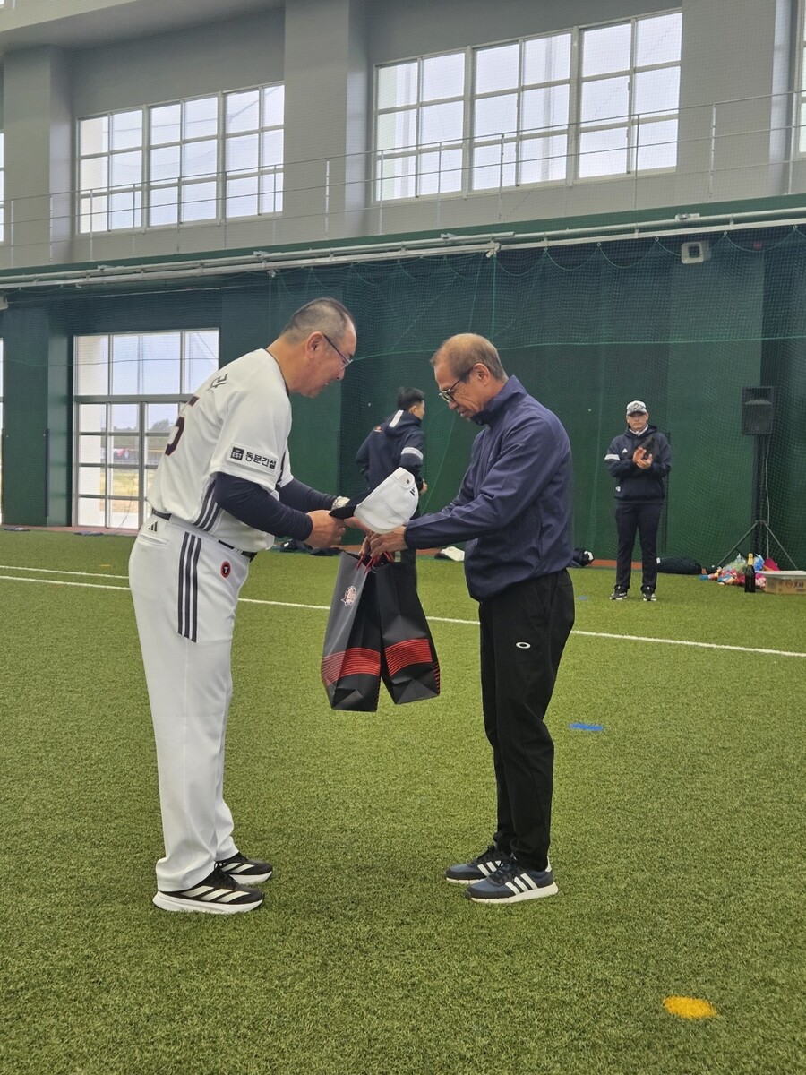 ▲ 니무라 토오루 두산 퓨처스 총괄코치(왼쪽) ⓒ두산 베어스