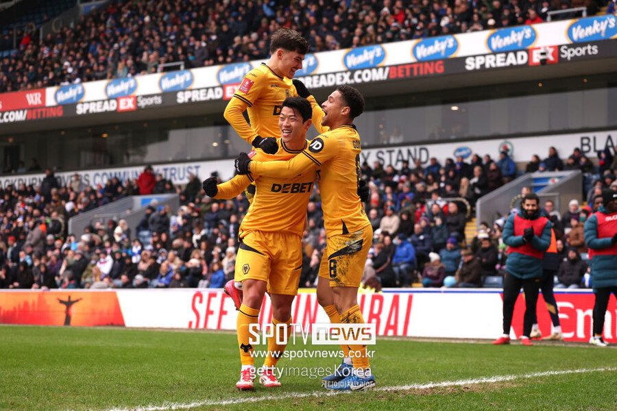 ▲ 울버햄턴은 황희찬의 도움 1개를 넣어 블랙번 로버스에 2-0으로 승리하며 FA컵 16강에 진출했다.