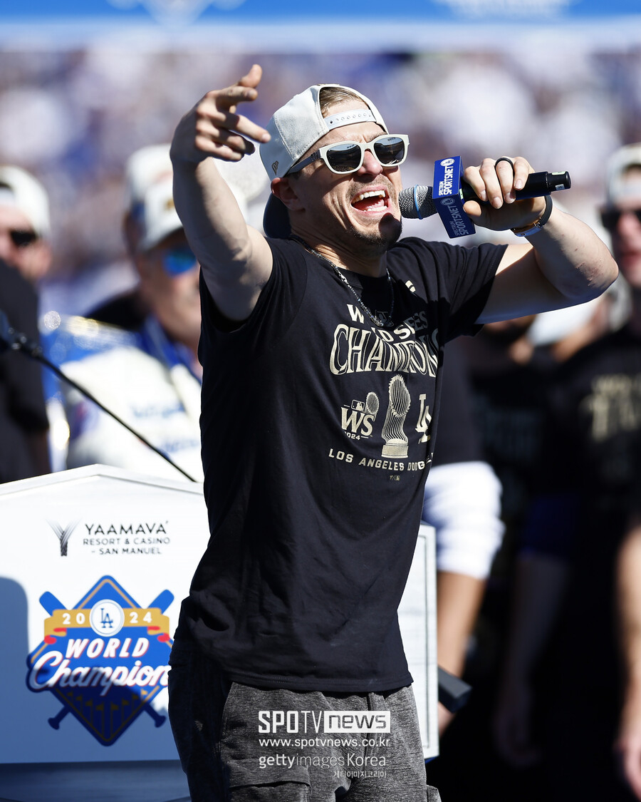 ▲ 키케 에르난데스는 2024 월드시리즈 우승 파티 자리에서 다저스와 재계약을 공개적으로 바랐다.