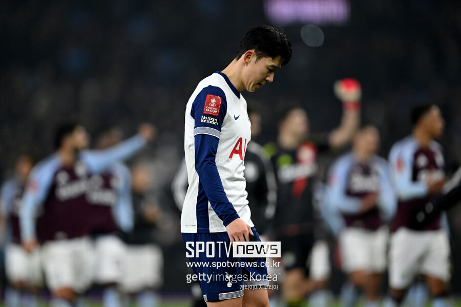 ▲ 애스턴 빌라와의 FA컵 32강에서 결정적인 기회를 놓친 손흥민. 다시 고개를 숙였다.