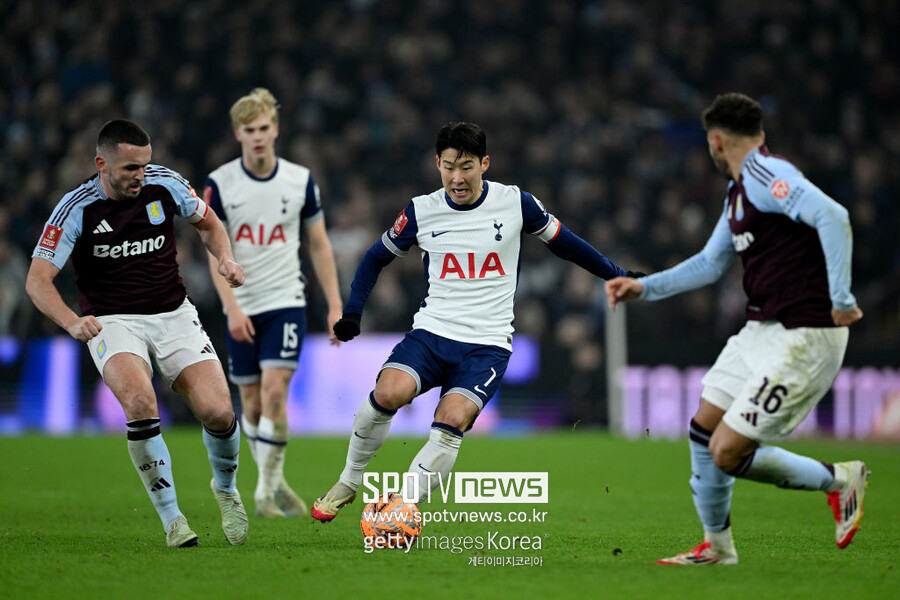 ▲ 애스턴 빌라와의 FA컵 32강에서 결정적인 기회를 놓친 손흥민. 다시 고개를 숙였다.