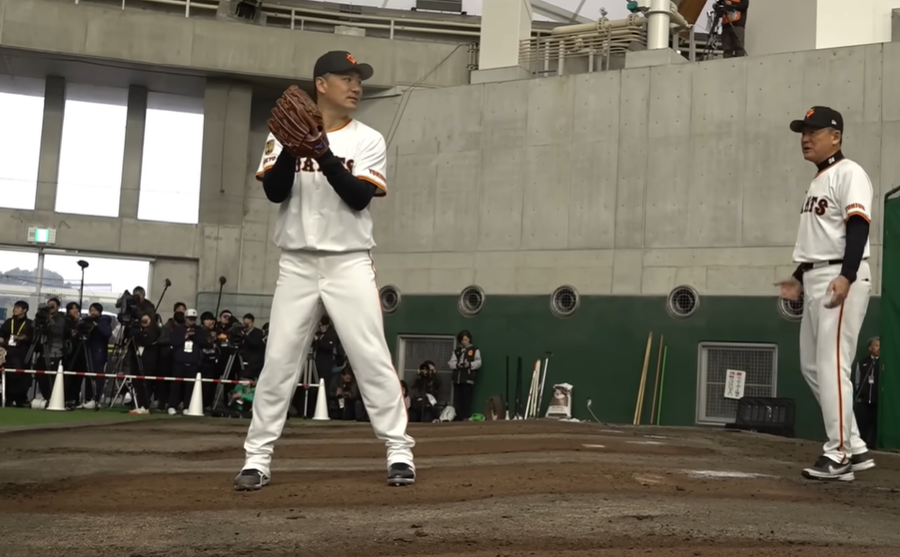 ▲ 구보 야스오 코치의 조언에 따라 투구 폼 교정 훈련을 하고 있는 다나카 마사히로. ⓒ 요미우리 자이언츠 유튜브