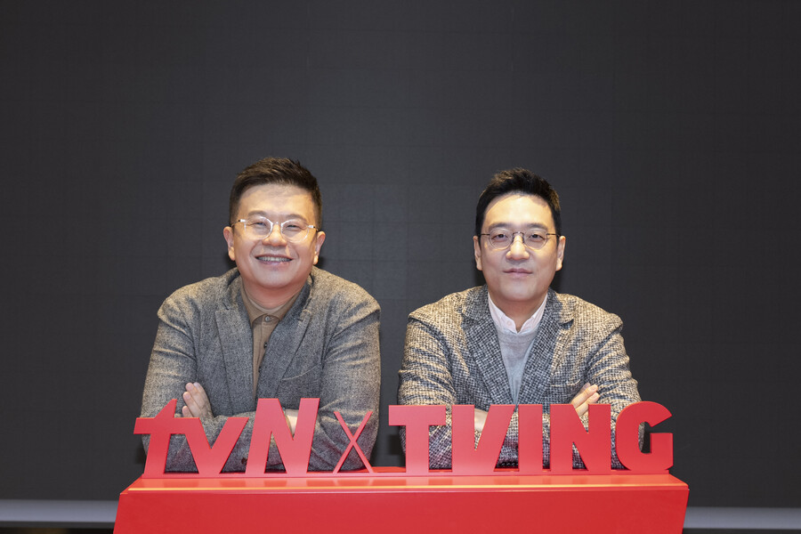 ▲ 박상혁 CJ ENM 미디어사업본부 채널사업부장(왼쪽)과 민선홍 티빙 콘텐츠 총괄(CCO). 제공|CJ ENM