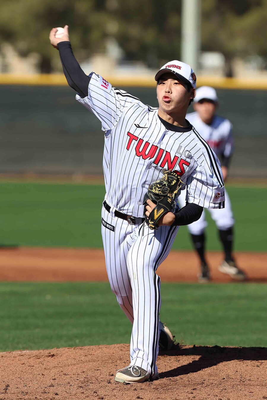 ▲ LG 트윈스 신인 추세현은 경기상고에서 '투타겸업 선수'였다. 3루수로 뛰다 9회에는 마무리투수로 마운드에 올라 경기를 끝냈다. ⓒ LG 트윈스