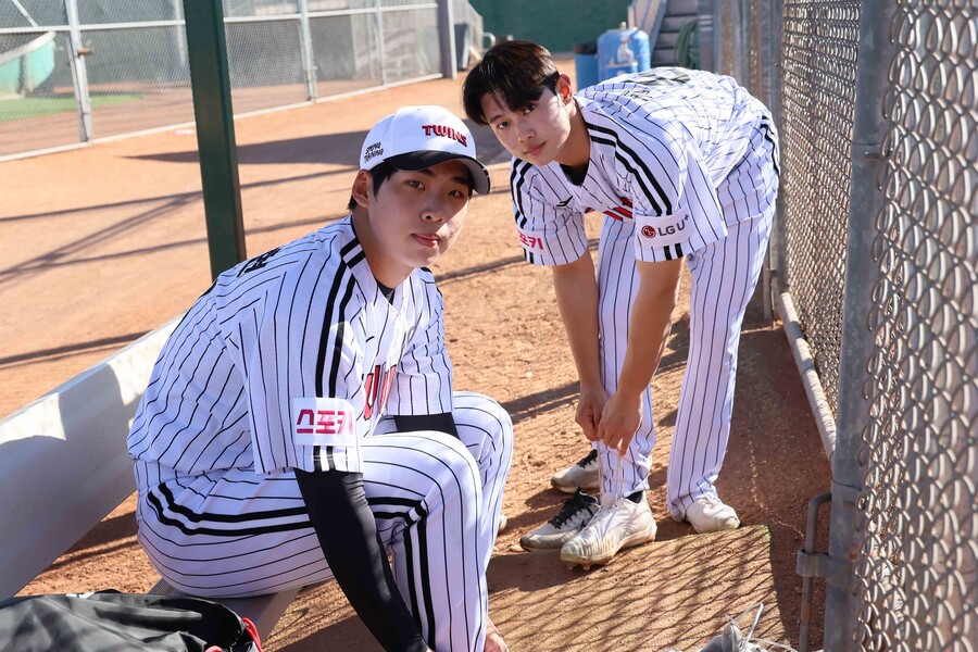 ▲ LG 트윈스 신인 투수 추세현(왼쪽)과 김영우 ⓒ LG 트윈스