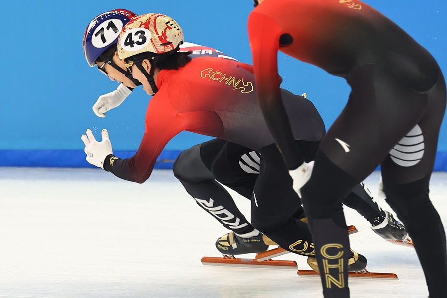 ▲ 한국은 8일 열린 쇼트트랙 스피드스케이팅 5개 종목에서 4개의 금메달을 휩쓸었다. 놓친 하나의 금메달에는 중국의 '반칙 논란'이 있었다. 개인 종목에서 특정 선수를 '밀어주는 듯한' 동작이 나왔다. 그래도 한국의 독주를 막지는 못했다. ⓒ연합뉴스