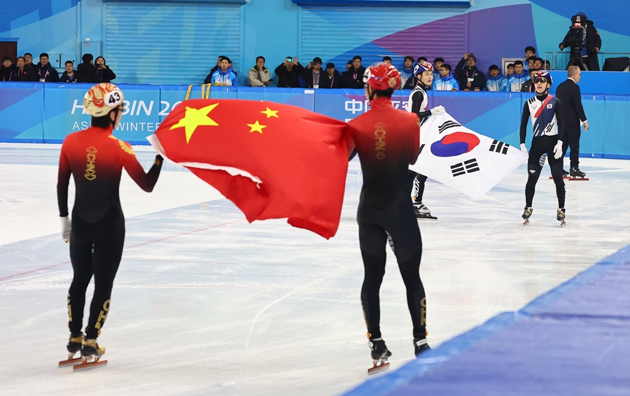 ▲ 남자 5000m 계주에서도 반 바퀴를 남기고 순위가 바뀌었다. 중국에 이어 2위를 달리던 한국은 마지막 주자 박지원의 인코스 추월로 선두를 되찾았다. 그러나 결과는 페널티에 의한 '노 메달'이었다. 박지원과 린샤오쥔(임효준)의 접촉이 있었는데 심판진은 리플레이 분석 결과 한국의 '암 블록' 페널티를 선언했다. ⓒ연합뉴스