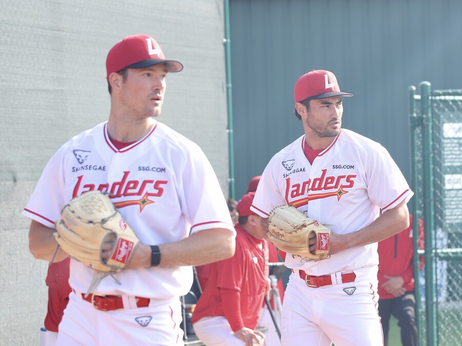 ▲ 10일 불펜 피칭에서 나란히 컨디션을 끌어올린 드류 앤더슨(왼쪽)과 미치 화이트는 KBO리그 역사상 최고의 파이어볼러 듀오가 될 수 있는 가능성을 내비치고 있다 ⓒSSG랜더스