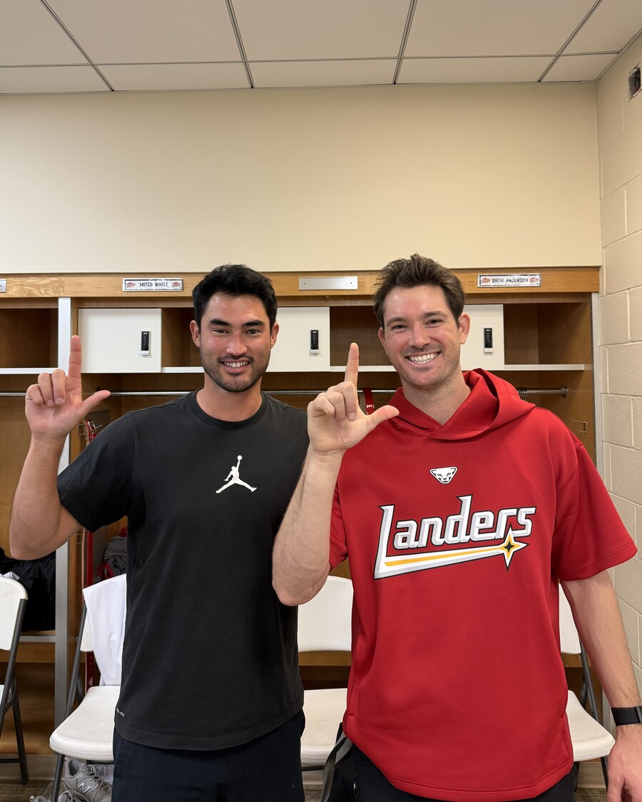 ▲ 앤더슨과 화이트는 경기장 안팎에서 서로를 의지하며 개막전 선발을 향햔 선의의 경쟁에 돌입했다 ⓒSSG랜더스