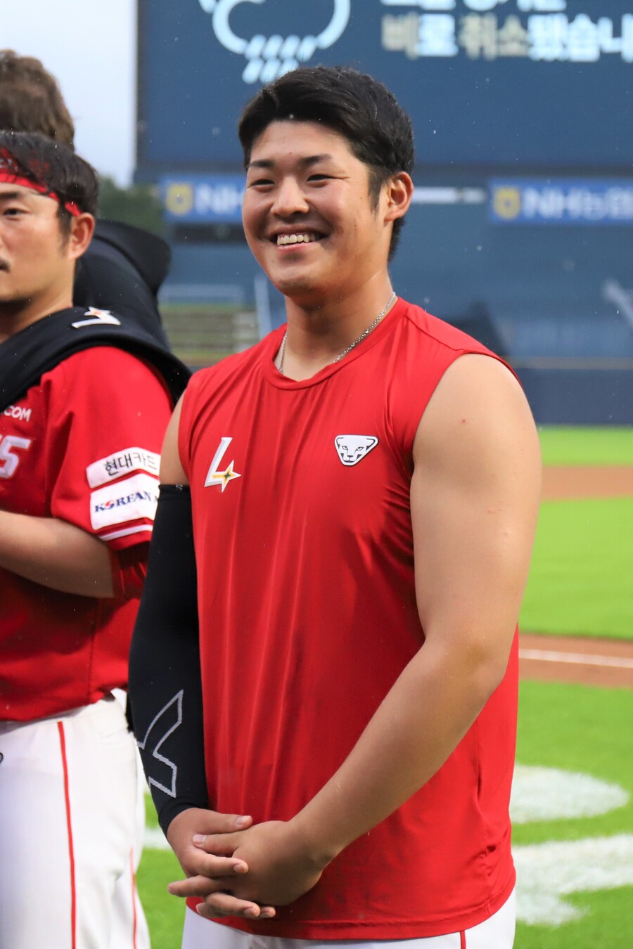 ▲ 팔꿈치 부상 후 재활에 매진하고 있는 시라카와는 2026년에는 정상적으로 공을 던질 수 있을 것으로 보여 향후 거취에 관심이 모인다. ⓒSSG랜더스