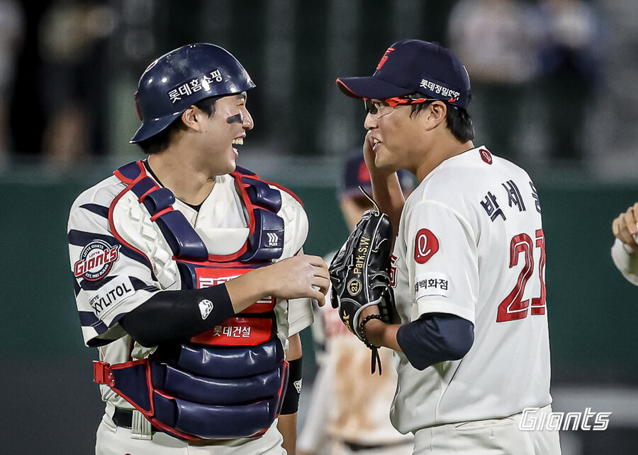 ▲ 롯데 자이언츠 포수 손성빈(왼쪽)과 박세웅 ⓒ 롯데 자이언츠