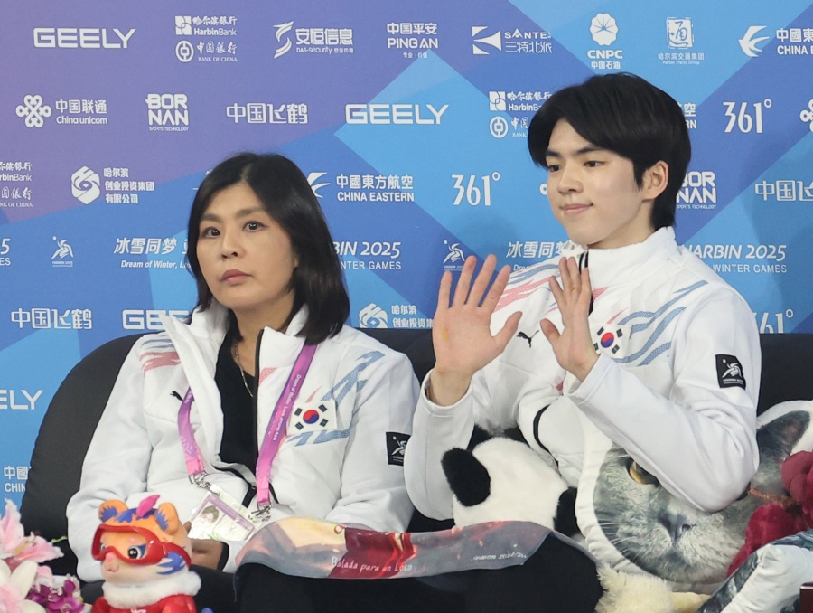 지현정 코치-차준환(오른쪽) ⓒ연합뉴스