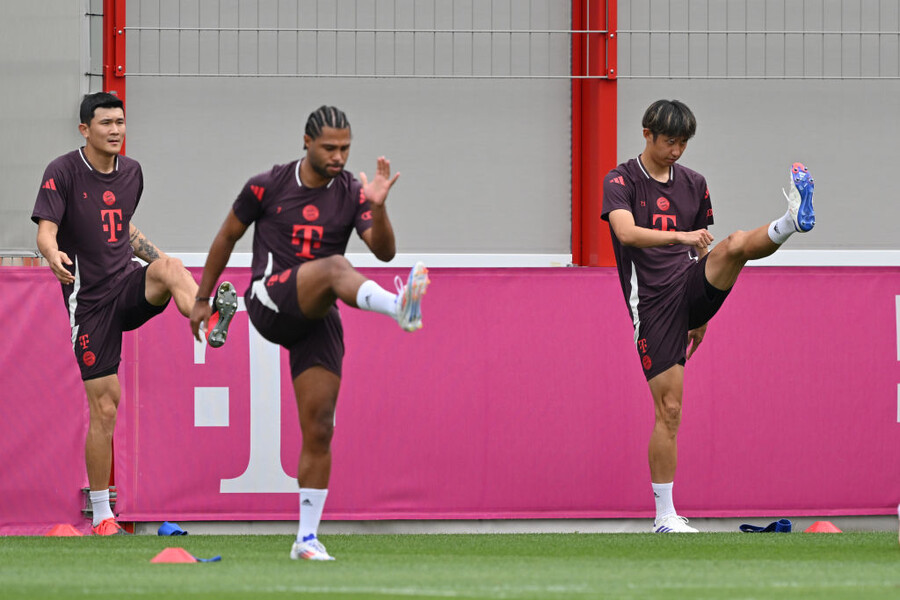 ▲ 나란히 훈련을 소화 중인 김민재와 이토(오른쪽)