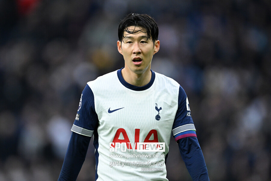 ▲ 다시 사우디아라비아 이적설이 수면 위로 떠올랐다. 토트넘 입장에서는 반가울 지도 모른다. 토트넘은 최근 손흥민과 1년 계약 연장을 체결했다. 계약 연장 직전, 손흥민의 계약은 올여름에 끝날 예정이었다. 이에 토트넘은 손흥민을 1시즌 더 붙잡아두기로 결정했다. 손흥민이 자유계약(FA)으로 팀을 떠나는 것을 원치 않았다.