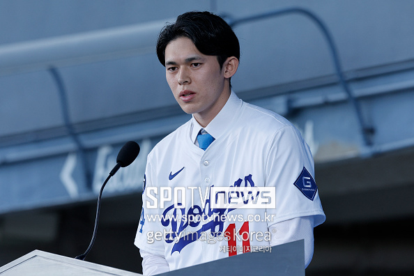 ▲ 사사키 로키의 도쿄시리즈 등판 여부는 아직 확정되지 않았지만, 데이브 로버츠 다저스 감독은 가능성을 열어두며 큰 관심을 모으고 있다.