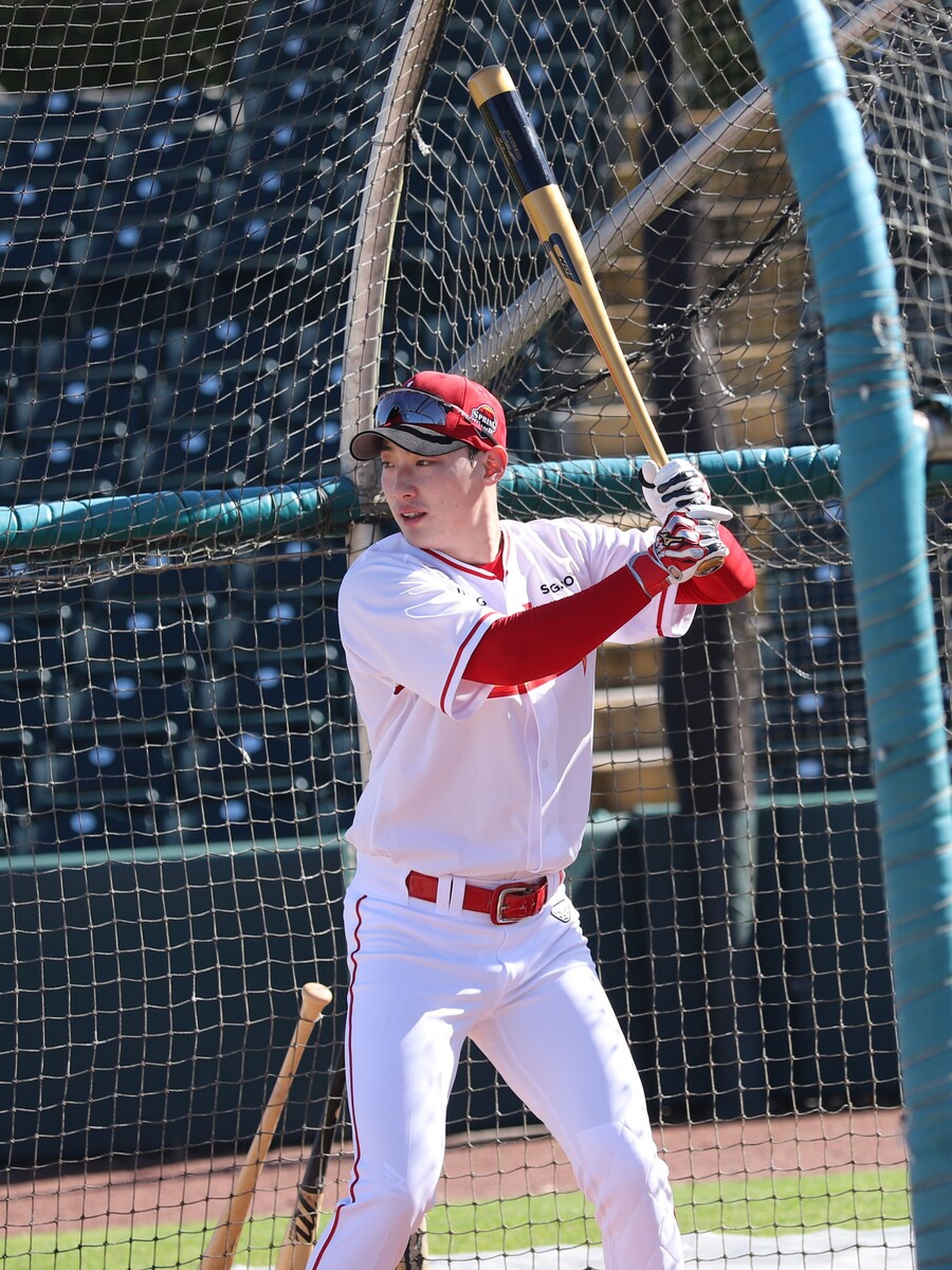 ▲ 지난해 시즌 중반부터 타격 메커니즘 개선에 힘을 쓰고 있는 최지훈은 스프링캠프에서 큰 호평을 받고 있다 ⓒSSG랜더스