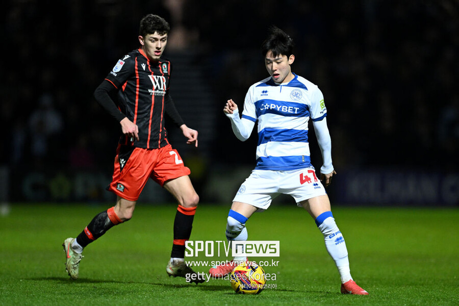 ▲ QPR에서 영국 축구를 확인한 양민혁과 손흥민이 다시 뭉칠 전망이다. 손흥민은 양민혁이 합류하기 전부터 현지 언론으로부터 많은 질문을 받았다. 그때마다 손흥민은 "양민혁은 이제 18살이다. 너무 큰 압박감을 주면 안 된다. 요즘 팬들은 너무 어린 선수들에게 쉽게 흥분한다"며 "양민혁은 열심히 할 것이고, 나도 조용히 지켜볼 것이다. K리그에서 아주 잘했지만 프리미어리그와 차이는 분명히 있다"라고 기다림이 필요하다고 설명했다.