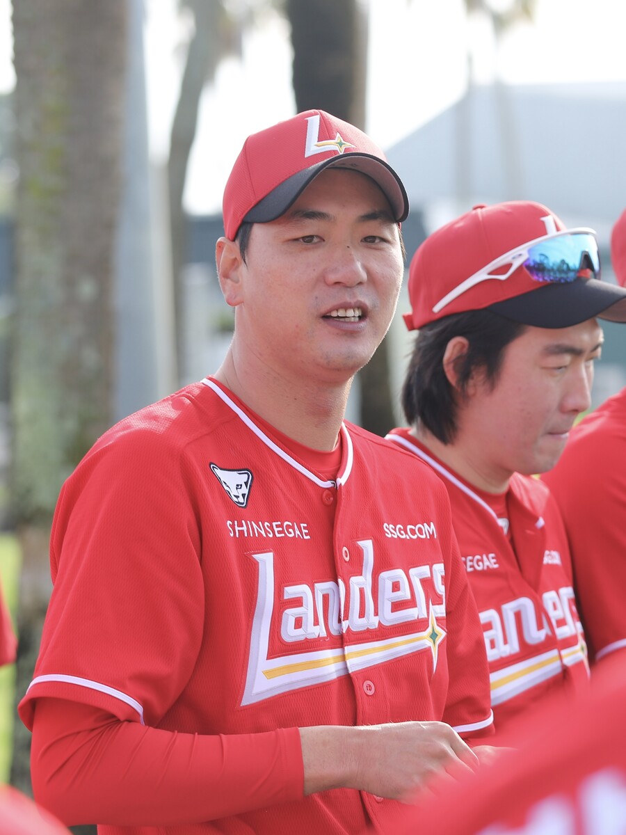 ▲ 팀의 신임 주장으로 빼어난 리더십을 발휘하며 코칭스태프를 흐뭇하게 하고 있는 김광현 ⓒSSG랜더스