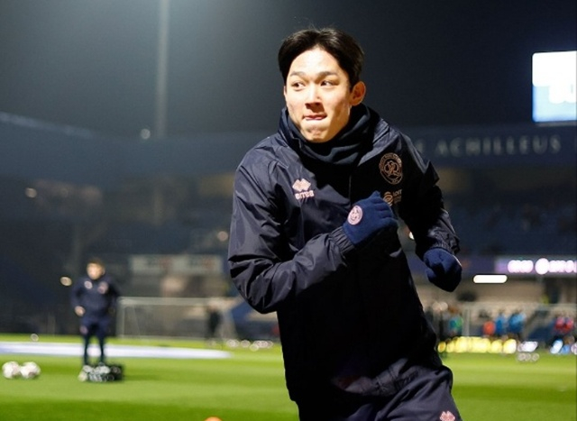 ▲ QPR에서 영국 축구를 확인한 양민혁과 손흥민이 다시 뭉칠 전망이다. 손흥민은 양민혁이 합류하기 전부터 현지 언론으로부터 많은 질문을 받았다. 그때마다 손흥민은 "양민혁은 이제 18살이다. 너무 큰 압박감을 주면 안 된다. 요즘 팬들은 너무 어린 선수들에게 쉽게 흥분한다"며 "양민혁은 열심히 할 것이고, 나도 조용히 지켜볼 것이다. K리그에서 아주 잘했지만 프리미어리그와 차이는 분명히 있다"라고 기다림이 필요하다고 설명했다. ⓒ QPR