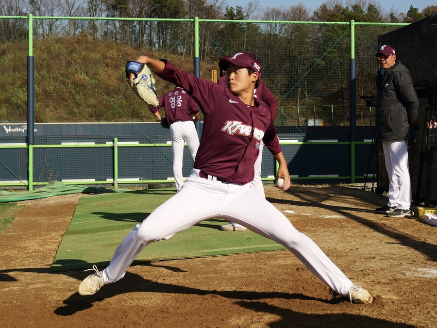 ▲ 시속 150km를 던질 수 있는 좌완으로서의 잠재력이 있는 손현기는 팀의 애리조나 1차 캠프 MVP로 선정되며 주가를 높였다 ⓒ키움 히어로즈