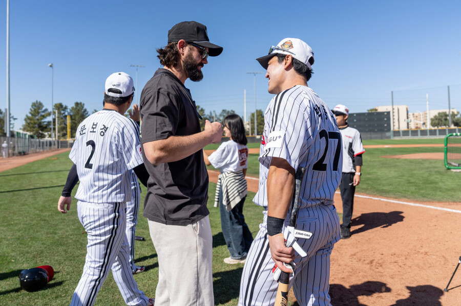 ▲ LG에서 6시즌을 뛰었던 케이시 켈리가 LG 스프링캠프지에 방문했다. ⓒLG 트윈스