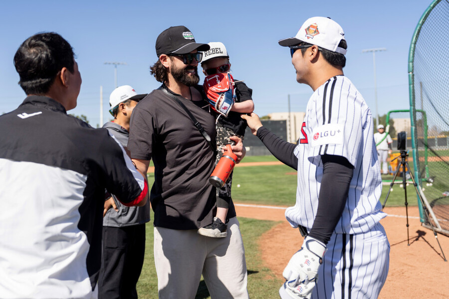 ▲ 전 LG 케이시 켈리는 선수단을 놀라게 하고 싶은 마음에 선수들에게는 일절 비밀로 하고 훈련장을 방문했다.ⓒLG 트윈스