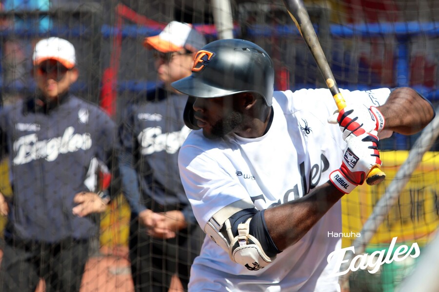 ▲ 진중하고 성실한 자세로 빠르게 팀에 녹아들고 있는 한화 새 외국인 타자 에스테반 플로리얼 ⓒ한화이글스