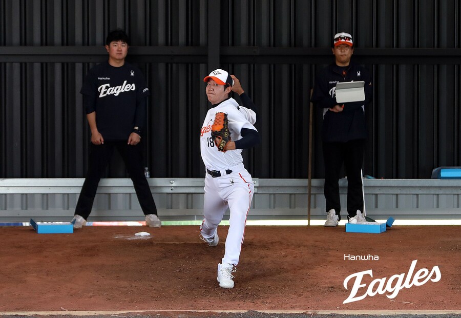 ▲ 16일 호주 대표팀과 연습 경기에 선발로 등판해 테스트를 거치는 이상규 ⓒ한화이글스