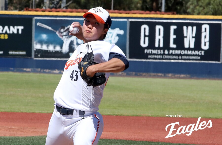 ▲ 15일 경기에서 최고 155km의 강속구를 던진 정우주는 불펜 대기 명단에 포함됐다 ⓒ한화이글스