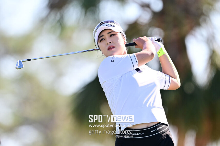 ▲ 미국여자프로골프(LPGA) 데뷔전에서 컷 탈락에 그쳤던 윤이나가 시즌 두 번째 대회 만에 톱5 진입에 성공했다. 유럽여자프로골프투어(LET) PIF 사우디 레이디스 인비테이셔널에서 사흘간 보기를 딱 1번 기록할 정도로 안정된 샷을 보여주면서 공동 4위에 자리했다.