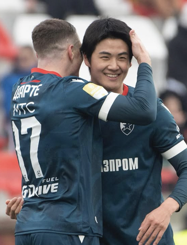 ▲ 즈베즈다는 현재 리그에서 독보적인 1위를 기록하며 우승 가능성을 더욱 높이고 있다. 앞으로 남은 경기에서도 설영우는 팀의 핵심 선수로 활약할 것으로 기대된다. 리그와 유럽 대항전에서 꾸준한 활약을 이어가고 있다. 한국 대표팀에서도 주전 수비수로서의 입지를 더 단단하게 다질 가능성이 크다. ⓒ 츠르베나 즈베즈다