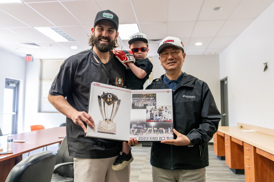 ▲ 김인석 LG스포츠 대표이사는 6년간 LG 트윈스에서 활약한 켈리에게 감사패와 활약상이 담긴 사진 앨범을 선물했다. ⓒLG 트윈스