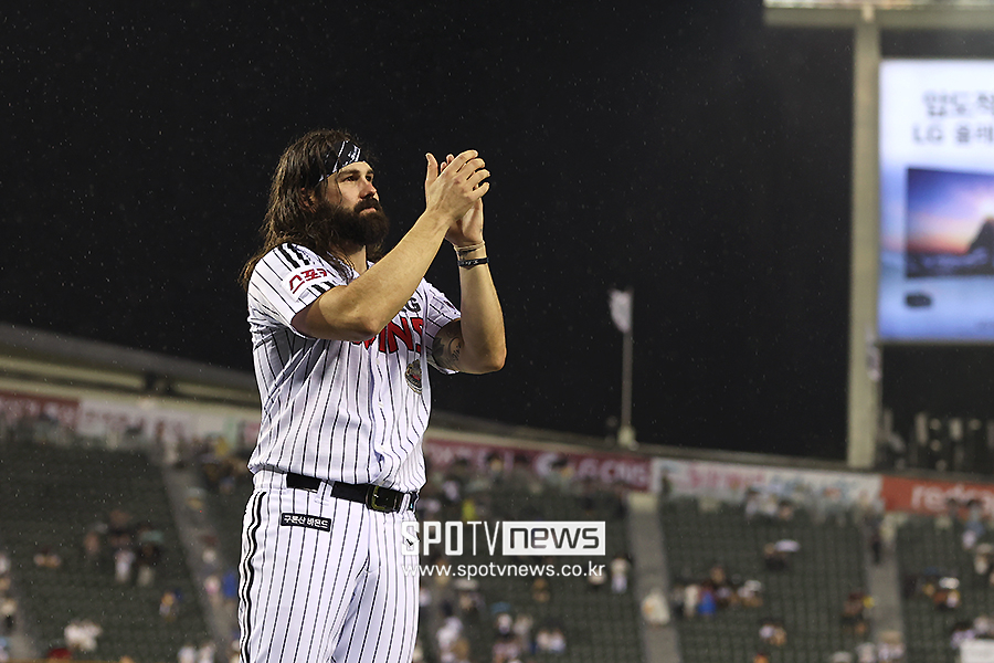 ▲ 켈리는 2019년부터 지난해까지 LG 유니폼을 입고 163경기에서 989⅓이닝을 던지며 73승46패 평균자책점 3.25의 빼어난 성적을 거둔 LG 역사상 최고의 외국인 선수였다. ⓒ곽혜미 기자