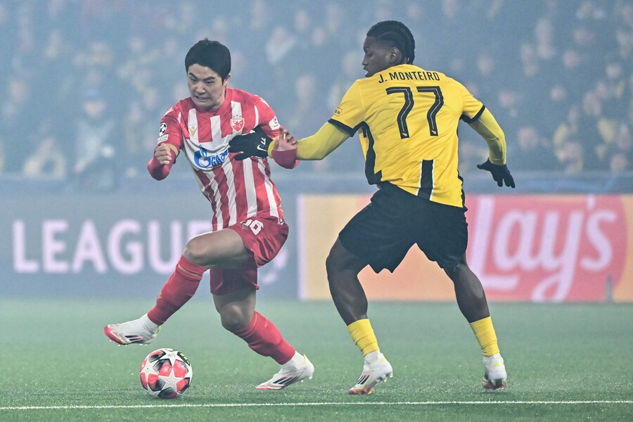 ▲ 세르비아 츠르베나 즈베즈다의 측면 수비수 설영우가 공격적인 풀백의 능력을 마음껏 보여주고 있다. ⓒ연합뉴스/REUTERS/AFP