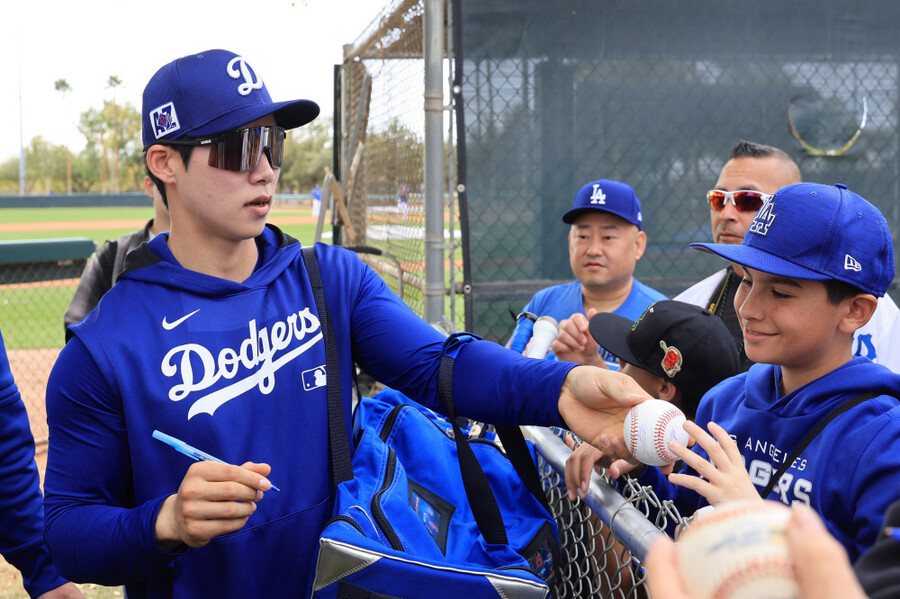 ▲ LA 다저스 김혜성이 팬들의 사인 요청에 응하고 있다. 김혜성은 한국시간으로 17일 미국 애리조나주 글렌데일에 위치한 카멜백 랜치에서 다저스의 스프링 트레이닝 일정을 소화했다. ⓒ연합뉴스
