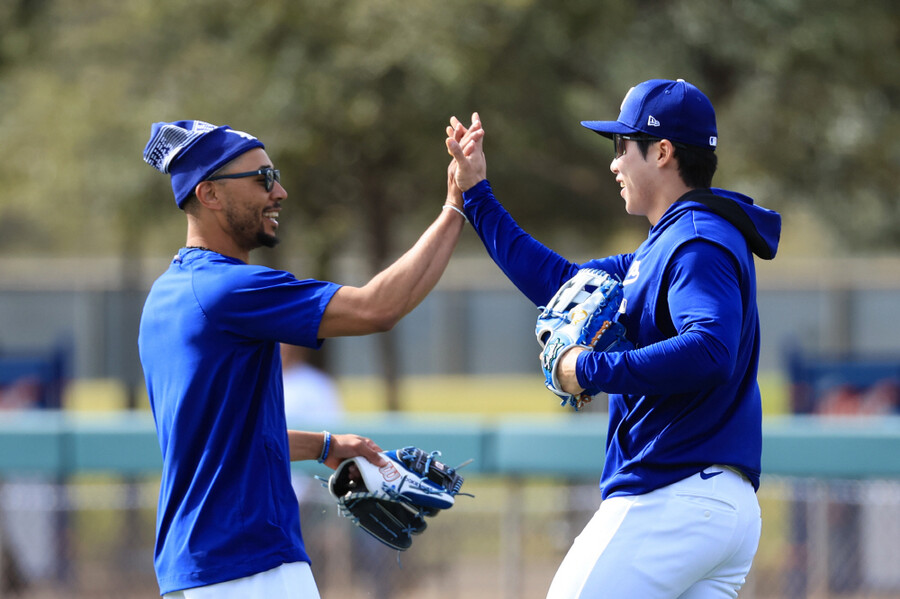 ▲ LA 다저스 김혜성(오른쪽)이 무키 베츠와 하이파이브를 나누고 있다. 김혜성은 한국시간으로 17일 미국 애리조나주 글렌데일에 위치한 카멜백 랜치에서 다저스의 스프링 트레이닝 일정을 소화했다.  ⓒ연합뉴스