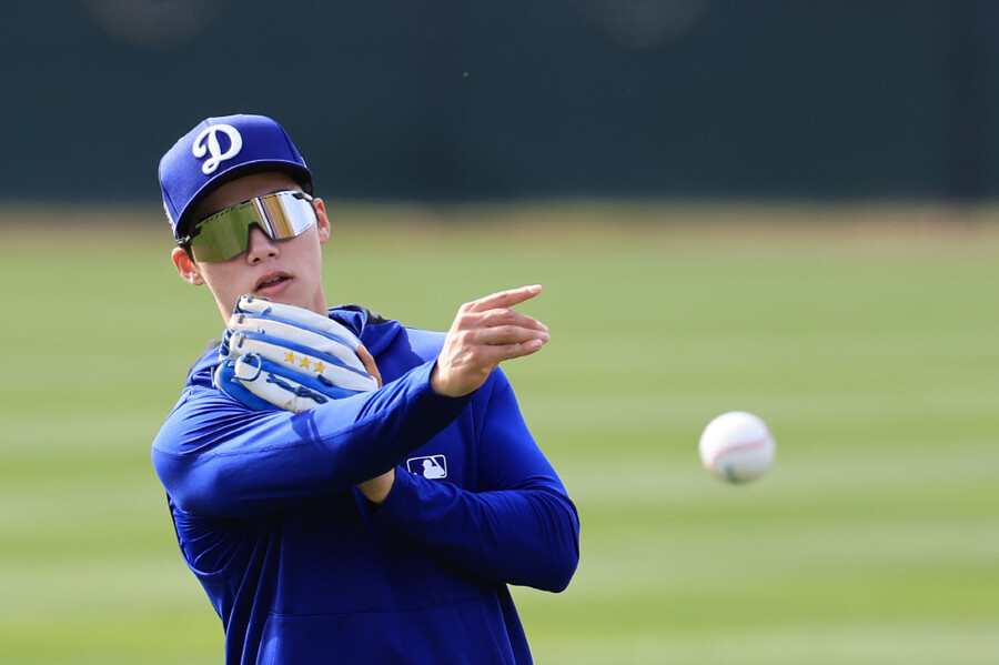 ▲ LA 다저스 김혜성이 수비 훈련이 임하고 있다. 김혜성은 한국시간으로 17일 미국 애리조나주 글렌데일에 위치한 카멜백 랜치에서 다저스의 스프링 트레이닝 일정을 소화했다. ⓒ연합뉴스