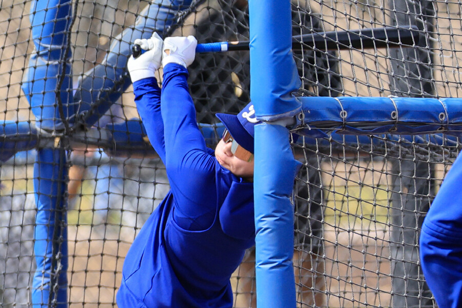 ▲ LA 다저스 김혜성이 타격 연습에 집중하고 있다. 김혜성은 한국시간으로 17일 미국 애리조나주 글렌데일에 위치한 카멜백 랜치에서 다저스의 스프링 트레이닝 일정을 소화했다. ⓒ연합뉴스