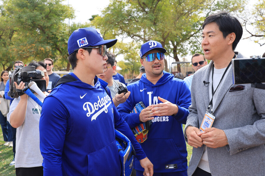 ▲ LA 다저스 김혜성이 일본 TBS 이시이 토모히로 아나운서로부터 질문을 받고 있다. 김혜성은 한국시간으로 17일 미국 애리조나주 글렌데일에 위치한 카멜백 랜치에서 다저스의 스프링 트레이닝 일정을 소화했다. ⓒ연합뉴스