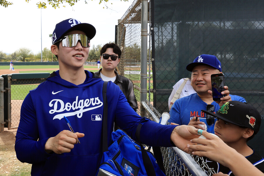 ▲ 미국프로야구 메이저리그(MLB) 첫 시즌을 준비하는 로스앤젤레스 다저스 김혜성이 16일(현지시간) 다저스 스프링캠프가 열리고 있는 미국 애리조나주 글렌데일 캐멀백 랜치에서 훈련을 마친 뒤 팬들에게 사인해주고 있다. ⓒ연합뉴스