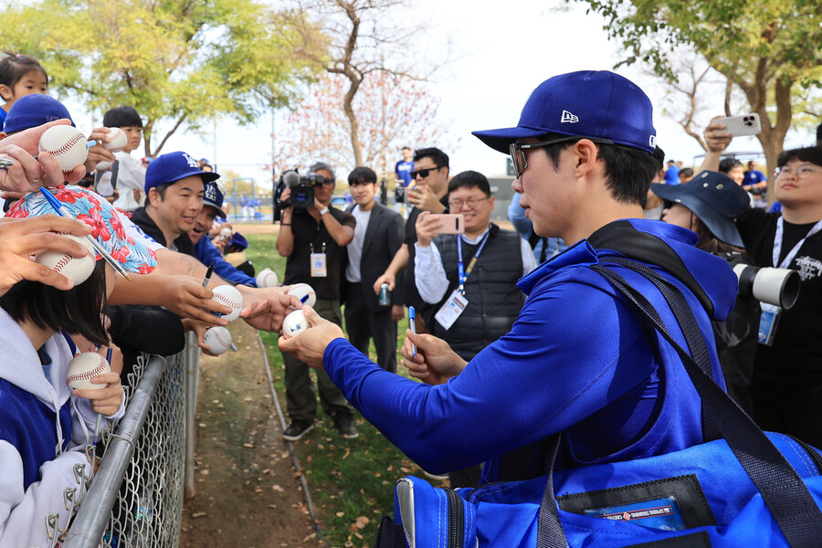 ▲ 미국프로야구 메이저리그(MLB) 첫 시즌을 준비하는 로스앤젤레스 다저스 김혜성이 16일(현지시간) 다저스 스프링캠프가 열리고 있는 미국 애리조나주 글렌데일 캐멀백 랜치에서 훈련을 마친 뒤 팬들에게 사인해주고 있다. ⓒ연합뉴스