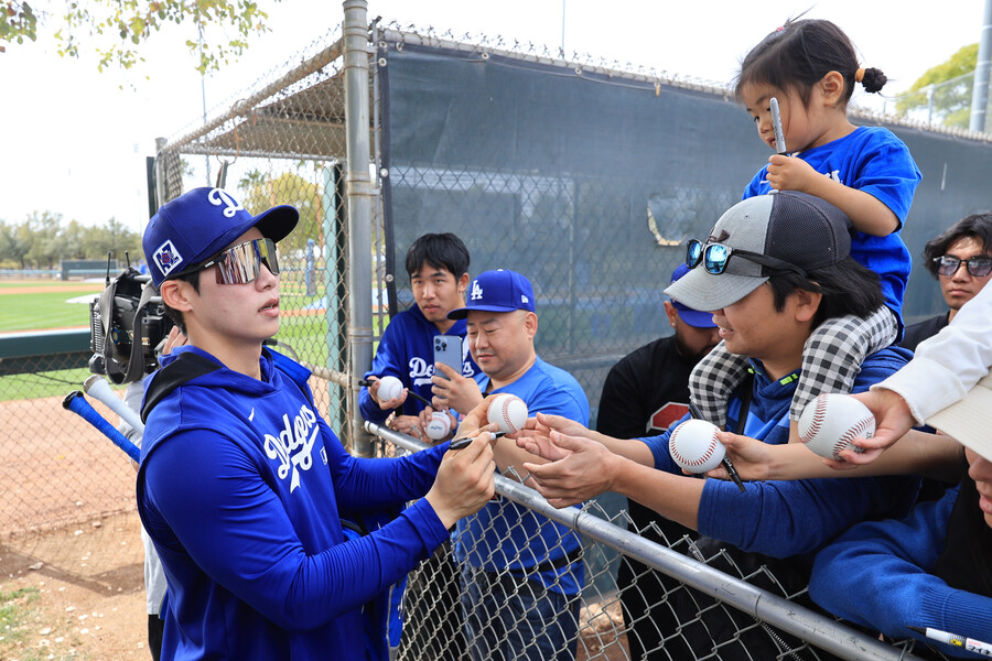 ▲ 미국프로야구 메이저리그(MLB) 첫 시즌을 준비하는 로스앤젤레스 다저스 김혜성이 16일(현지시간) 다저스 스프링캠프가 열리고 있는 미국 애리조나주 글렌데일 캐멀백 랜치에서 훈련을 마친 뒤 팬들에게 사인해주고 있다. ⓒ연합뉴스