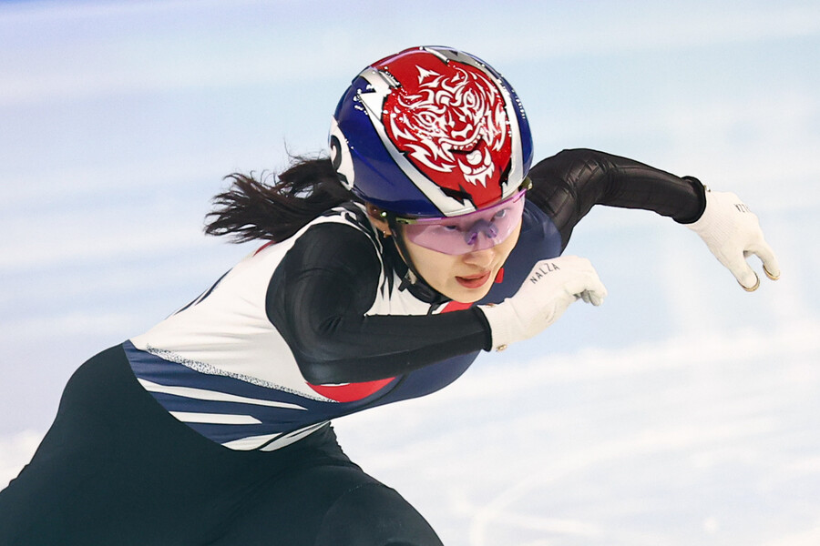 ▲ 최민정이 9일 중국 하얼빈 헤이룽장 빙상훈련센터 다목적홀에서 열린 하얼빈 동계아시안게임 쇼트트랙 여자 1000m 결승에서 선두로 질주 하고 있다. 최민정은 이 경기에서 금메달을 차지했다. ⓒ연합뉴스