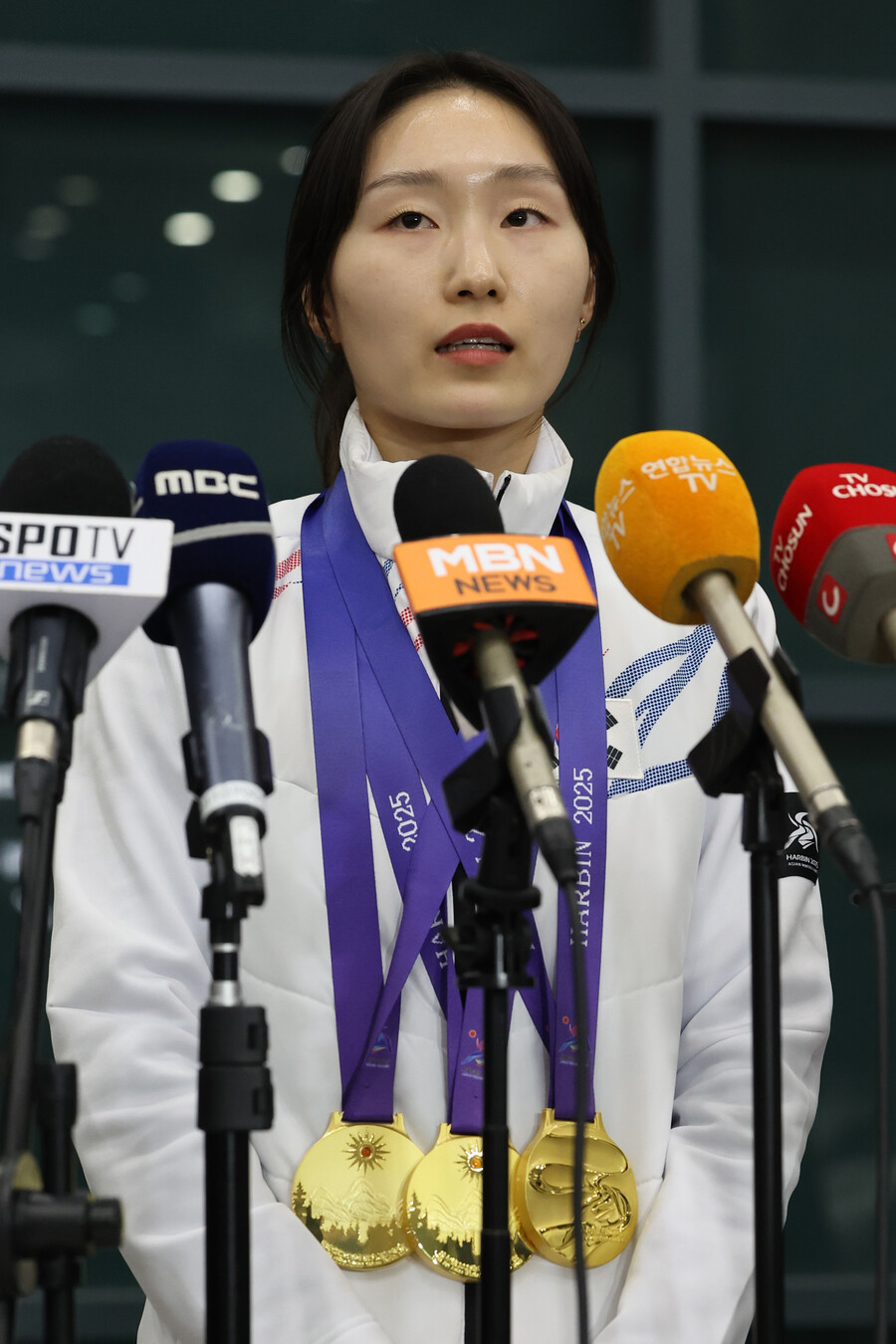 ▲  2025 하얼빈 동계 아시안게임 쇼트트랙 3관왕 최민정이 10일 인천국제공항을 통해 귀국해 취재진에게 소감을 말하고 있다. ⓒ연합뉴스