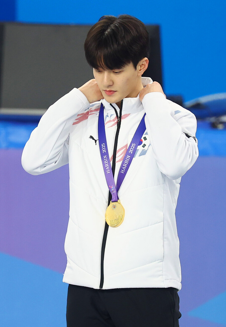 ▲ 9일 중국 하얼빈 헤이룽장 빙상훈련센터 다목적홀에서 열린 하얼빈 동계아시안게임 쇼트트랙 남자 1,000m 시상식에서 장성우가 시상대에 올라 금메달을 목에 걸고 있다.  ⓒ연합뉴스