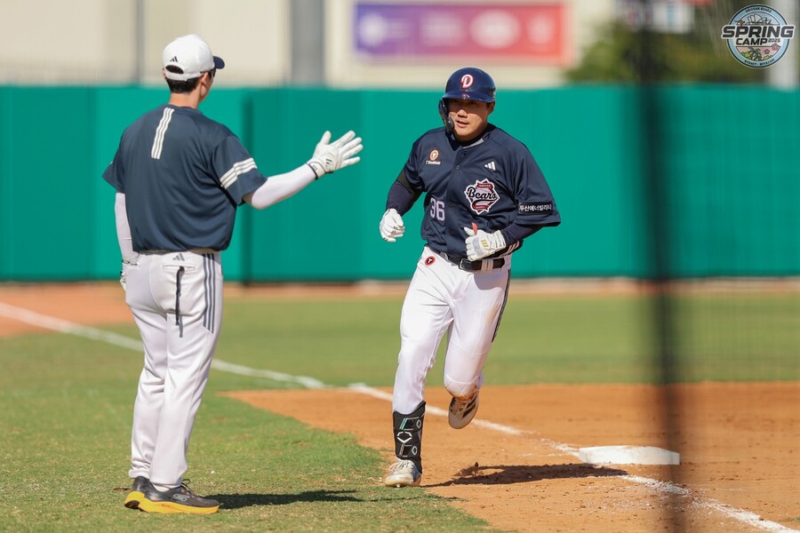 ▲ 두산 추재현이 청백전에서 홈런을 터뜨리고 하이파이브를 나누고 있다. ⓒ두산 베어스