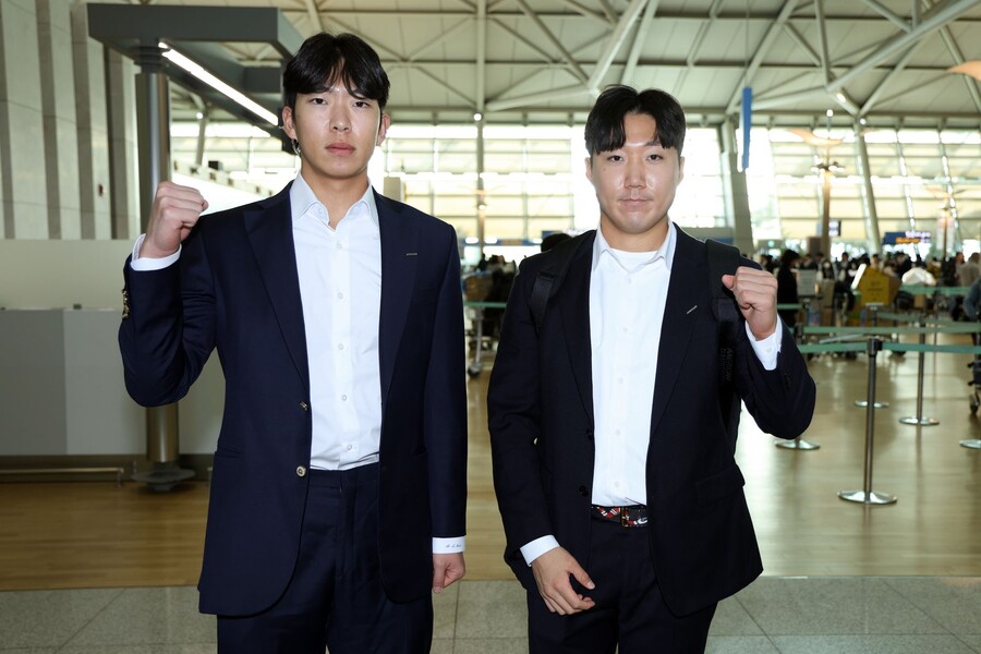 ▲ 두산 추재현(오른쪽)과 김민석이 1차 스프링캠프지인 호주 시드니로 출국하기에 앞서 파이팅을 외치고 있다. ⓒ두산 베어스